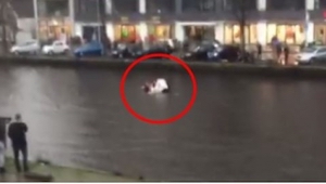 Un coche con un bebé dentro cayó al agua. Cuatro extraños saltaron al agua para 