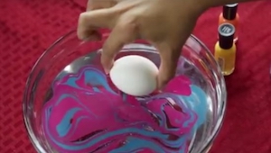 ¡No vas a creer qué se puede obtener echando un huevo al agua con laca de uñas!