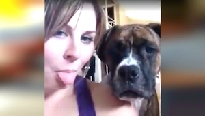 Esta mujer sacó su lengua haciendo una foto, pues su perro también hizo algo gen
