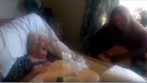 Una hija tocó la guitarra para su madre enferma en el hospital. ¡Nadie esperaba 