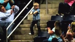 En la mitad del concierto un niño se colocó en la escalera y empezó a bailar... 