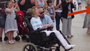 Un desconocido dio una rosa a una mujer en una silla de ruedas y cuando su propi
