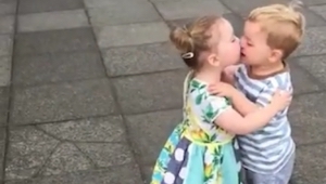 Esta niña le dio un beso a un chiquillo. Lo que pasó luego me hizo llorar de ris