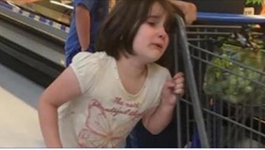  Una mujer oyó gritos de una niña en el supermercado. Lo que vio luego, le hizo 