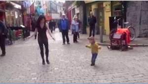 Una niña vio a una mujer bailando en la calle. Lo que hizo la pequeña ya lo vier