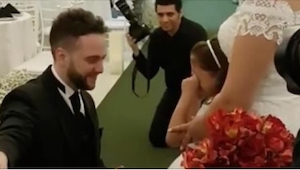 Durante su misa de boda se arrodilló ante la hija de su propia novia. ¡Lo qué pa