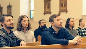 Seis hombres empiezan a cantar dentro de una iglesia. ¡Se me pone la piel de gal