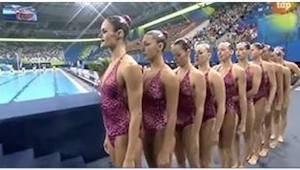 Cuando estas 9 mujeres entraron en la piscina, pusieron una canción de Led Zeppe