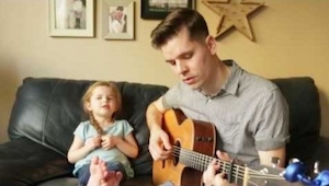 Un hombre empezó a cantar bellísimo, pero cuando su hijita de 4 años abrió la bo