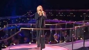 Barbara Streisand canta Memory del musical "Cats" cuando de repente se une Susan