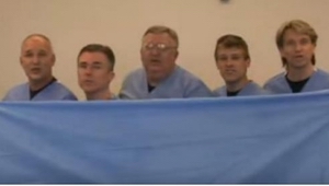 Estos 5 doctores se escondieron detrás de una sábana. Cuando la dejaron caer, no