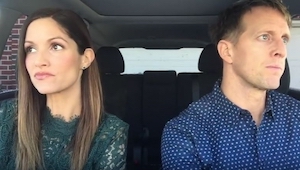  ¡Lo que esta pareja hace en su coche... es la mejor escena del año!