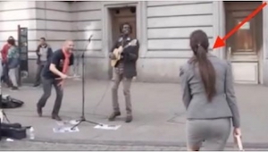 ¡La muchedumbre se acercó para escuchar a este músico callejero, pero cuando el 