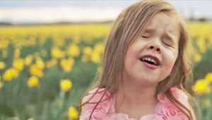 Escuchad cómo una niña de 4 años canta un himno de Pascua.
