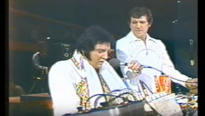 La última canción de Elvis en directo conmueve hasta llorar...