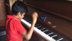 Este niño tiene solo 9 años y lleva un año tocando el piano. ¡Cuando empiece a t