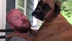 Este dueño le pregunta a su perro: ¿eres mi mascota o eres mi hijo? ¡La reacción