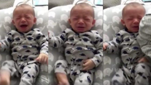 Este recién nacido no paraba de llorar. Fue cuando su padre le dio una camiseta 