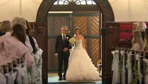 Un padre acompaña a su hija al altar. ¡De repente la novia levanta su mano y les